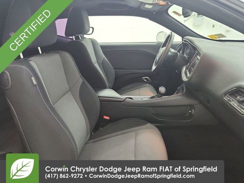 Used 2016 Dodge Challenger SXT image 29