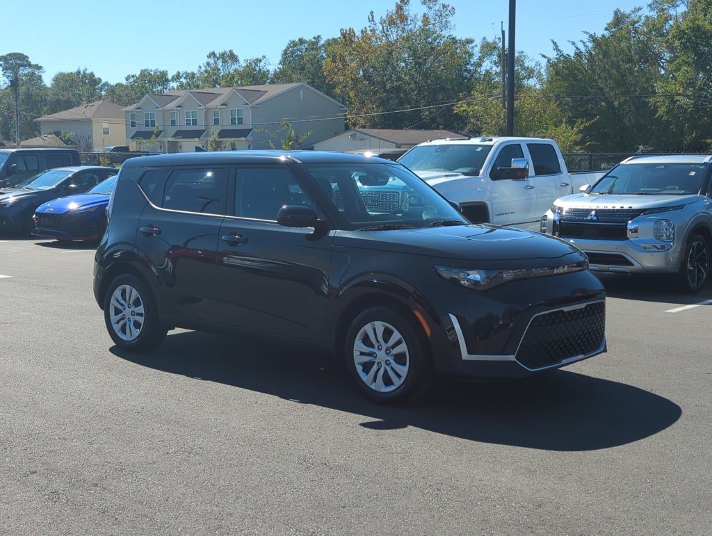 Used 2025 Kia Soul LX FWD image 11