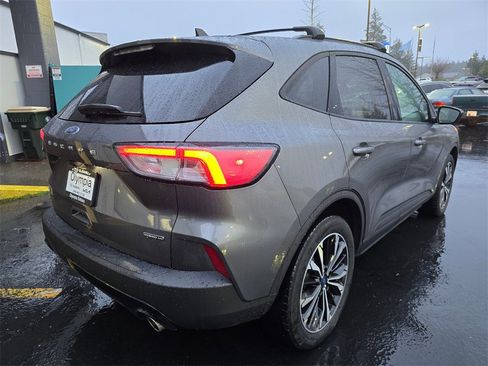 Used 2021 Ford Escape SE w/ SE Sport Appearance Package image 4