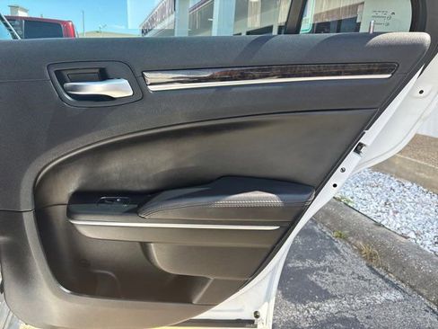 Used 2018 Chrysler 300 Limited image 43