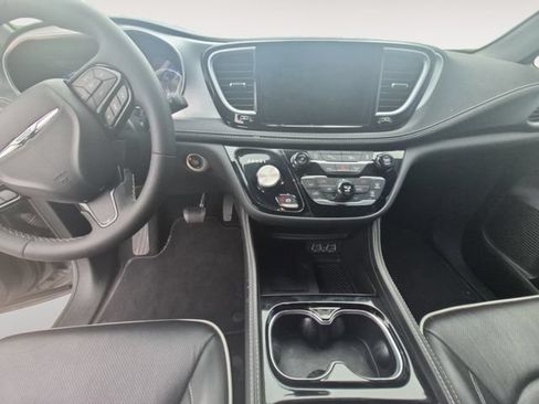 Used 2025 Chrysler Pacifica Limited FWD image 11