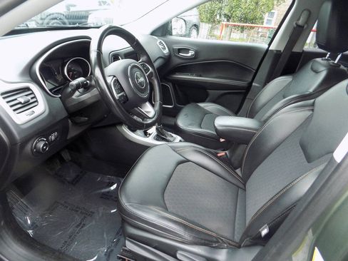 Used 2019 Jeep Compass Latitude w/ Cold Weather Group AWD/4WD image 11
