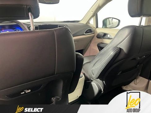Used 2023 Chrysler Pacifica Touring-L AWD/4WD image 26