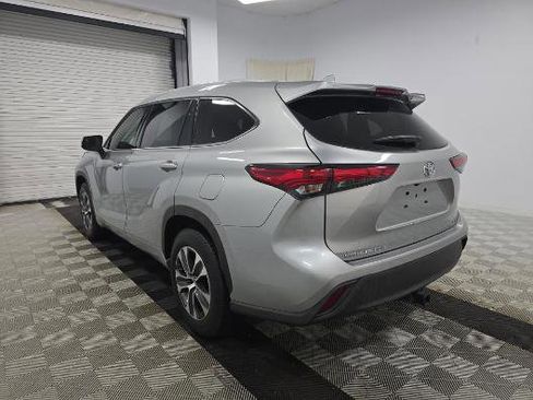 Used 2022 Toyota Highlander XLE FWD image 4