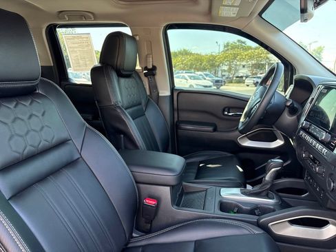 Used 2025 Nissan Frontier SL RWD image 28