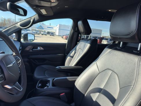 Used 2025 Chrysler Pacifica Select image 26
