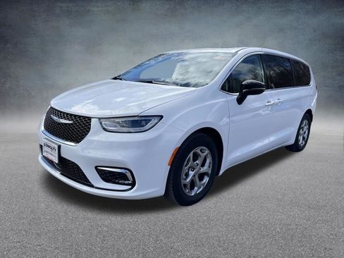 Used 2024 Chrysler Pacifica Limited image 3