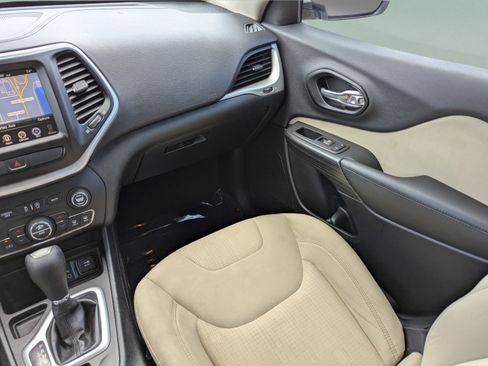 Used 2016 Jeep Cherokee Latitude w/ Comfort/Convenience Group FWD image 14