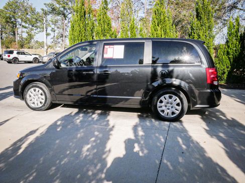 Used 2019 Dodge Grand Caravan SE w/ UConnect Hands-Free Group image 7