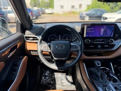 Used 2023 Toyota Highlander Platinum AWD/4WD image 23