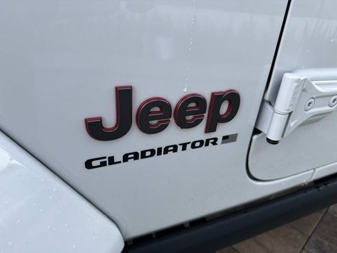 Used 2023 Jeep Gladiator Rubicon w/ LED Lighting Group AWD/4WD image 9