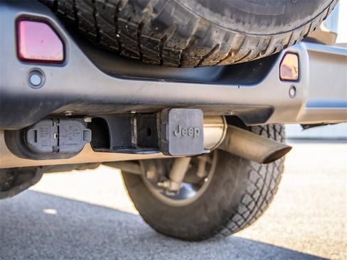 Used 2018 Jeep Wrangler Unlimited Sahara image 12