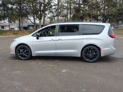New 2026 Chrysler Pacifica Select image 10