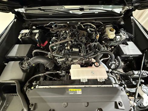 Certified 2025 Toyota Tacoma SR5 AWD/4WD image 10