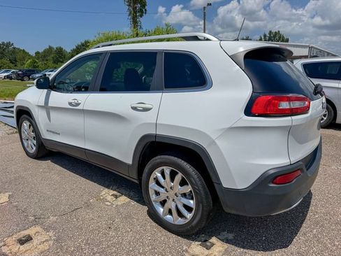 Used 2017 Jeep Cherokee Limited FWD image 4