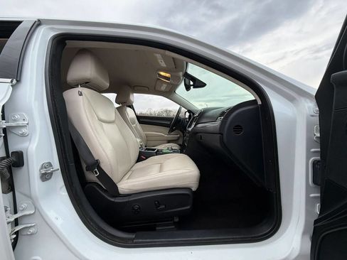 Used 2017 Chrysler 300 Limited image 14