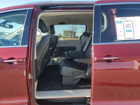 Used 2018 Chrysler Pacifica Limited image 33