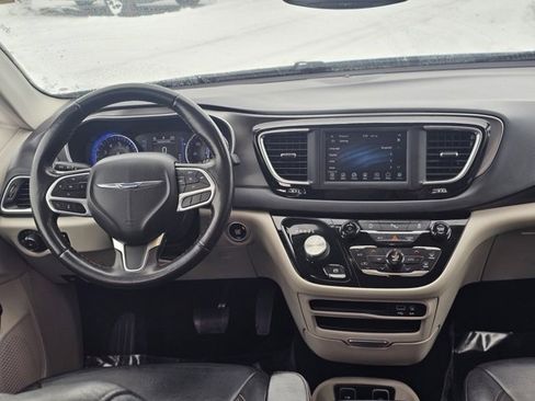 Used 2020 Chrysler Pacifica Touring-L image 2