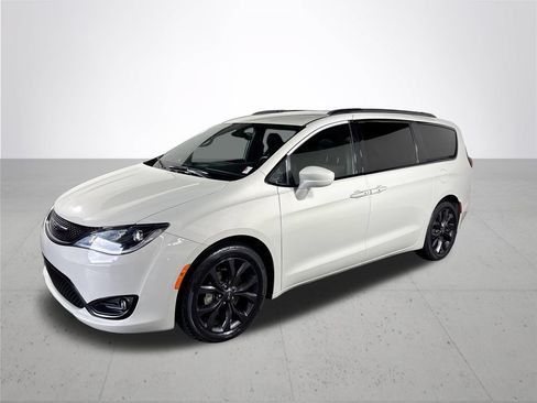 Used 2019 Chrysler Pacifica Touring-L FWD image 2