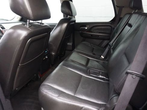 Used 2010 Cadillac Escalade Premium image 17