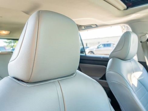 Used 2022 Toyota Highlander XLE image 48