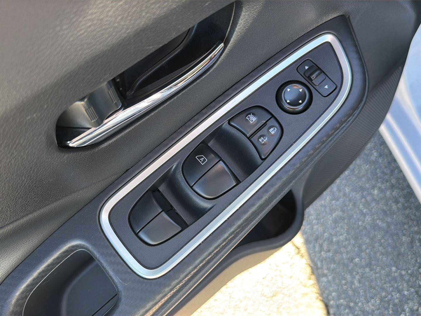 Used 2025 Nissan Versa SR FWD image 30