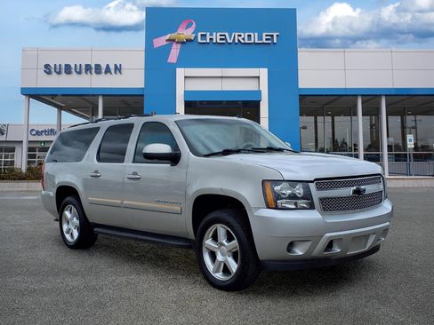 Used 2008 Chevrolet Suburban LT w/ LT Preferred Equipment Group RWD image 3