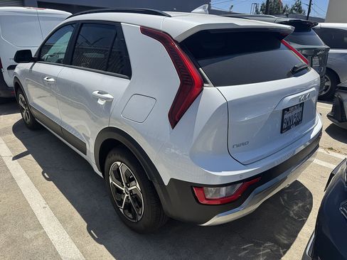 Used 2025 Kia Niro EX FWD image 3
