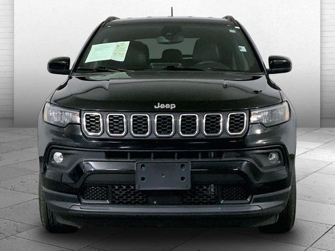 Used 2025 Jeep Compass Latitude AWD/4WD image 2