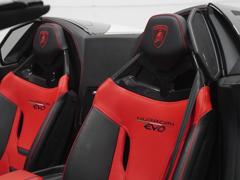 Used 2024 Lamborghini Huracan EVO image 19