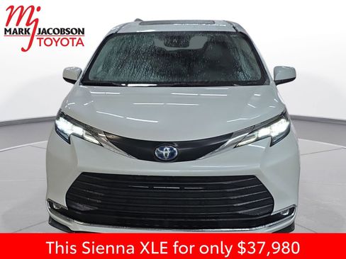 Used 2024 Toyota Sienna XLE image 3