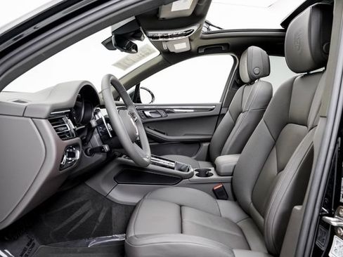 Certified 2026 Porsche Macan AWD/4WD image 6