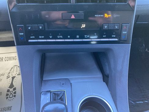 Used 2022 Toyota Avalon Limited image 28