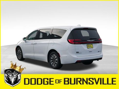 Used 2022 Chrysler Pacifica Touring-L w/ Uconnect Theater Family Group image 7