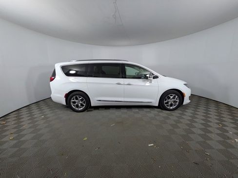 Used 2019 Chrysler Pacifica Limited image 2