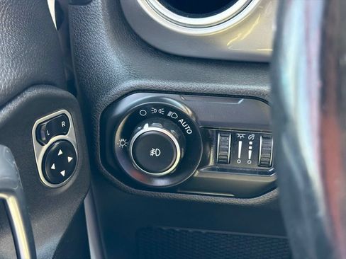 Used 2020 Jeep Wrangler Unlimited Sahara w/ Cold Weather Group AWD/4WD image 17
