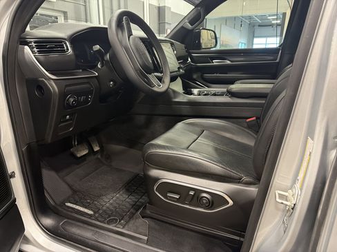 Used 2024 Jeep Wagoneer 4WD w/ Premium Group I image 3