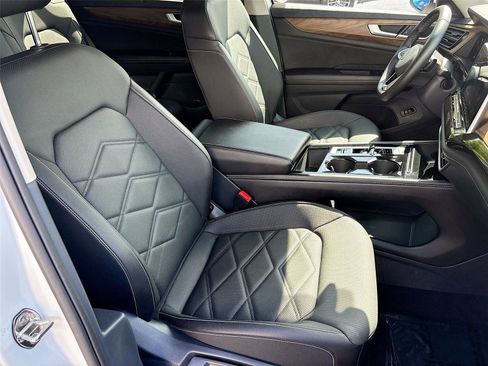 Used 2025 Volkswagen Atlas SE image 29