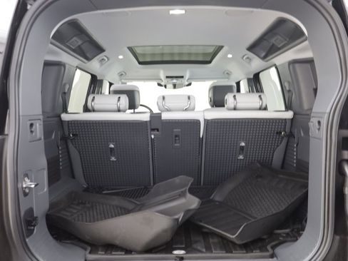 Certified 2025 Land Rover Defender 110 X-Dynamic SE AWD/4WD image 18