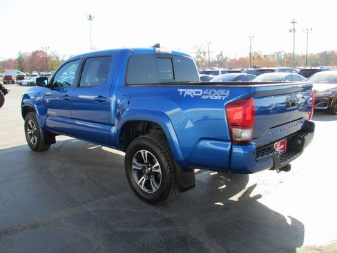 Used 2017 Toyota Tacoma TRD Sport image 6