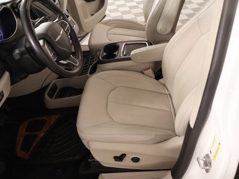 Used 2021 Chrysler Pacifica Touring-L w/ Uconnect Theater Family Group FWD image 12
