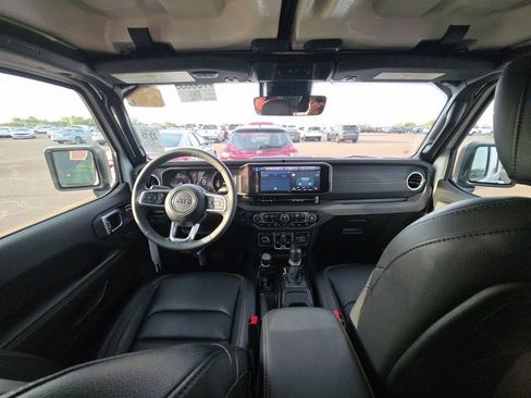 Used 2024 Jeep Wrangler Unlimited Sahara w/ Technology Group AWD/4WD image 3