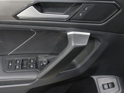 Used 2024 Volkswagen Tiguan SE image 6