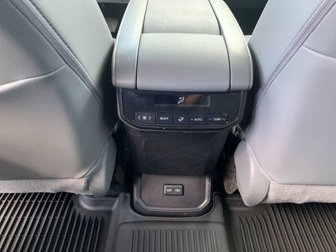 Used 2024 Toyota Highlander XLE AWD/4WD image 15