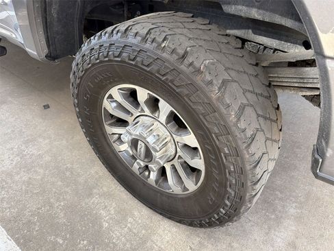 Used 2022 Ford F350 Lariat image 3