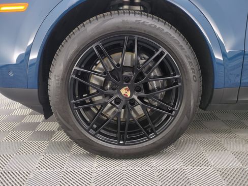 Certified 2025 Porsche Cayenne AWD/4WD image 29