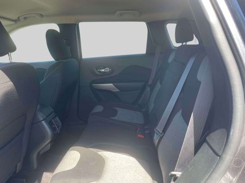 Used 2018 Jeep Cherokee Latitude AWD/4WD image 12