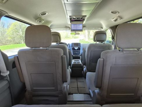 Used 2011 Chrysler Town & Country Touring w/ Entertainment Group #1 FWD image 21