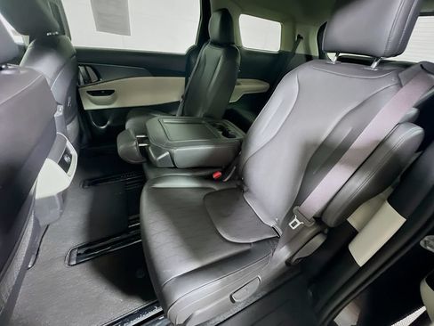 Used 2024 Kia Carnival LX FWD image 21