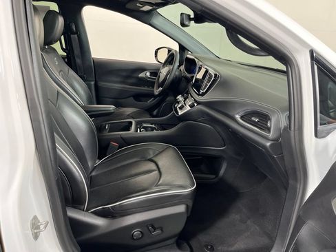 Used 2024 Chrysler Pacifica Limited w/ S Appearance Package FWD image 6